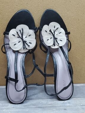 FIONI Clothing Black Sandals with White Floral Accent